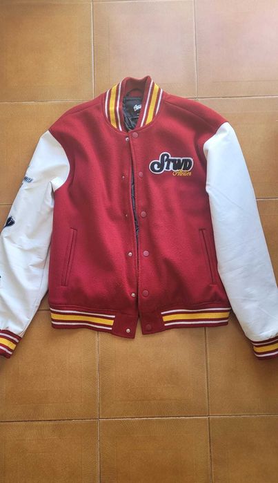 Casaco da Pull&Bear - Tamanho M (Varsity Jacket Vermelho e Branco)