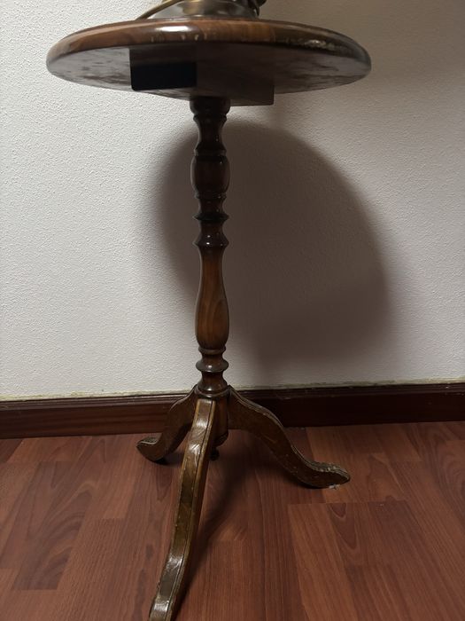 Mesa e candeeiro