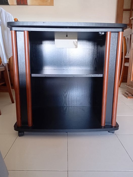 Movel TV alto com base giratória e com rodas.