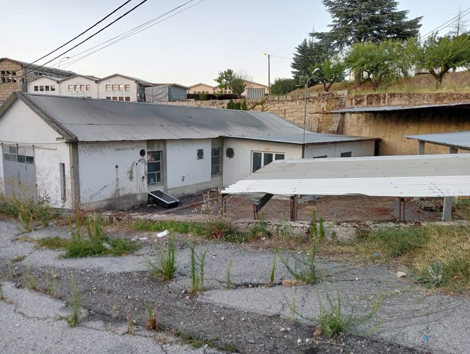 Alugo / vendo armazém situado no Cachao a 10 minutos de Mirandela