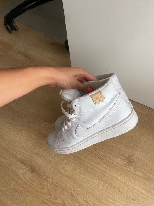 Nike court brancos
