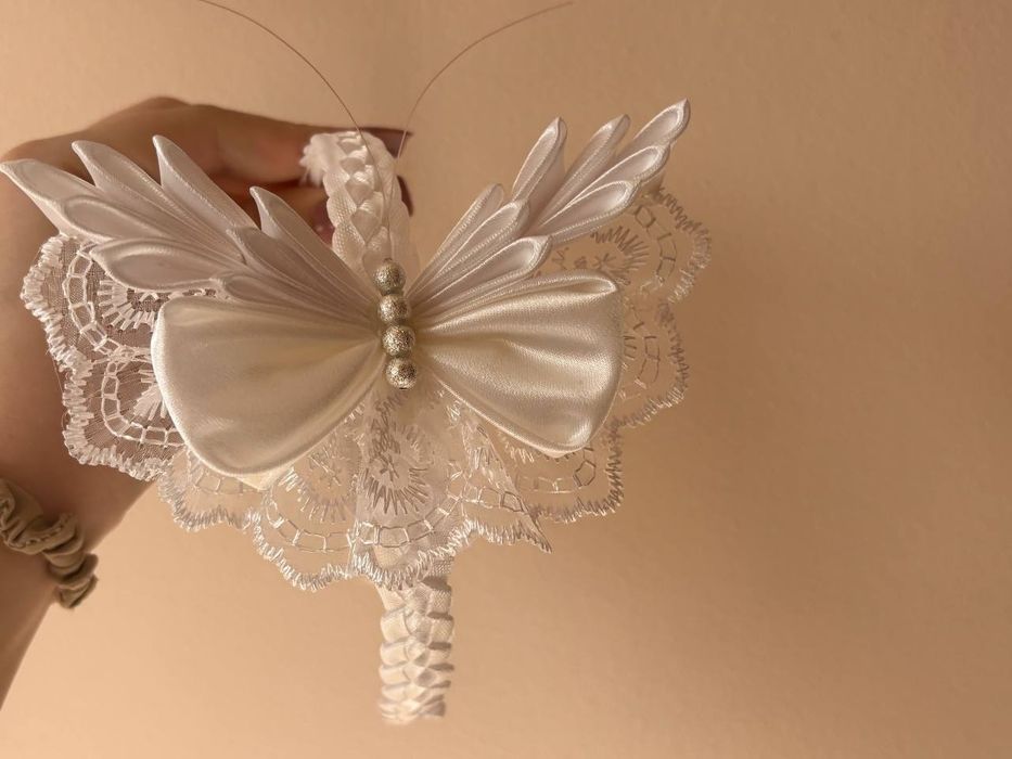 Rękodzieło w technice kanzashi – elegancka biała opaska do włosów