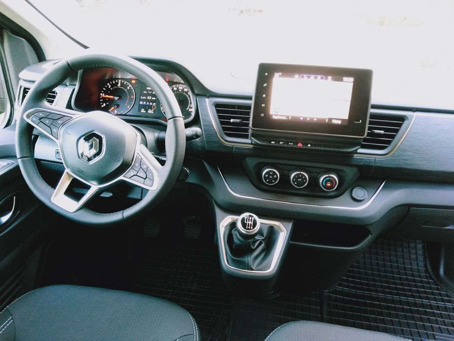Wynajem busa Renault Trafic 9 osobowy