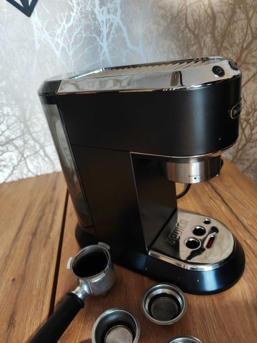 Ekspres DELONGHI Dedica Style EC685.BK