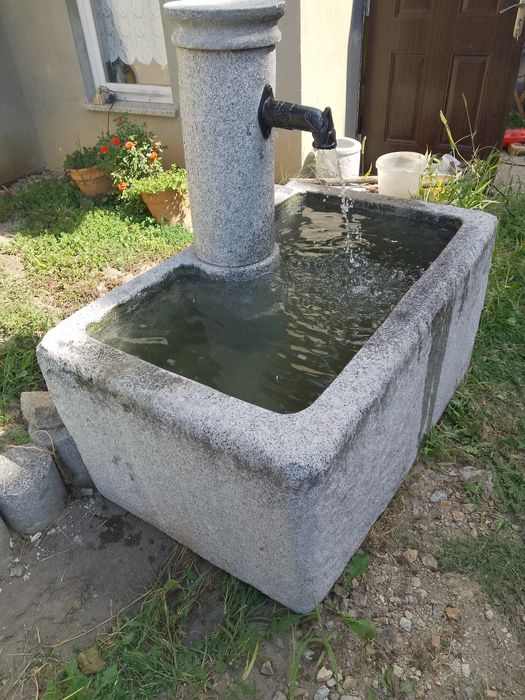 Fontanna ogrodowa z kamienia