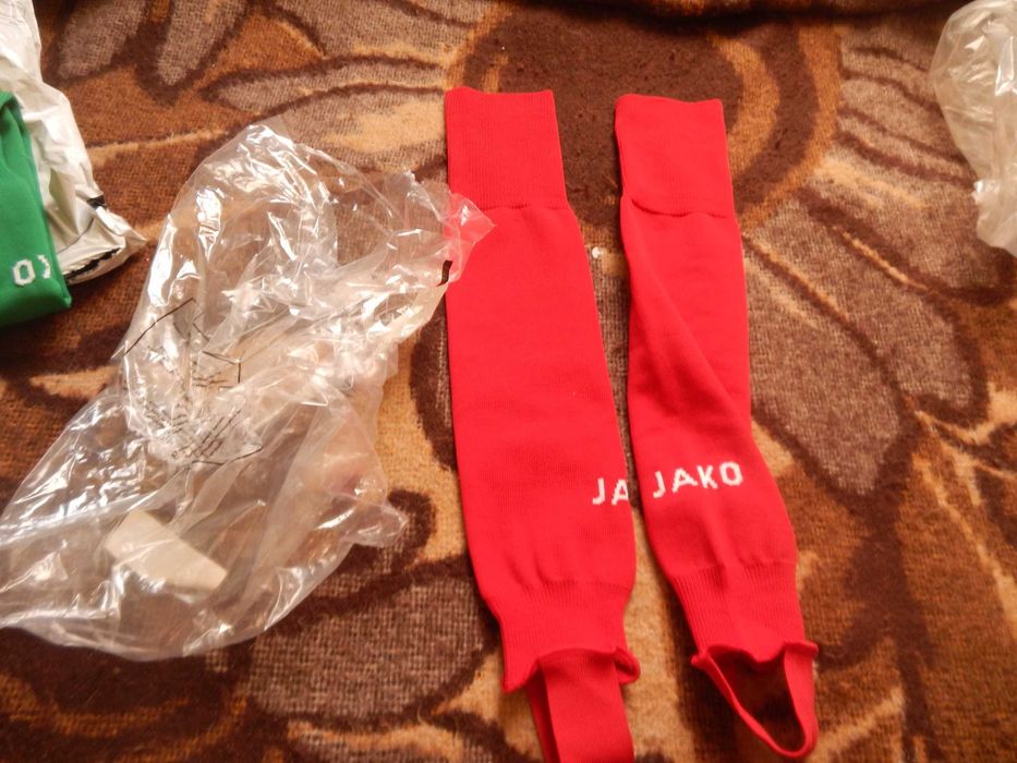 Wyprzedaż->getry piłkarskie jako czerwone ściągacze na dole