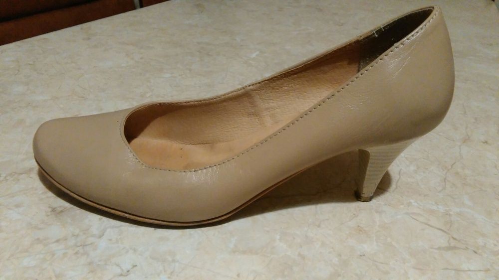 Szpilki bezowe, pantofle