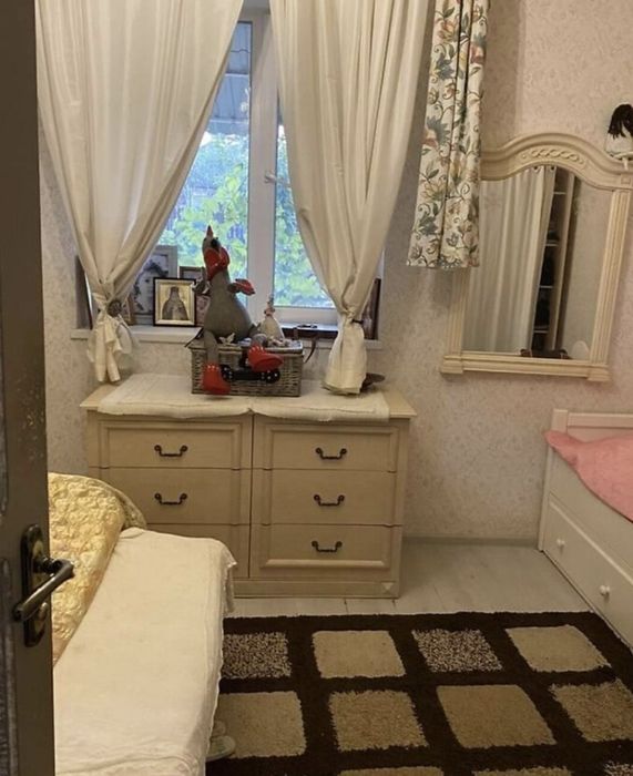 Дом новой постройки в застроенном месте