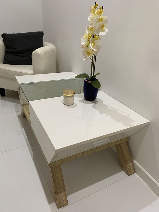 Mesa de sala branca com arrumacao