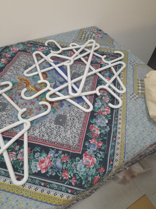 10 cabides brancos resistentes