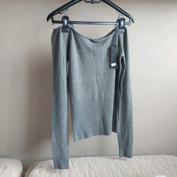 Sweter szary z odkrytymi ramionami XS do S