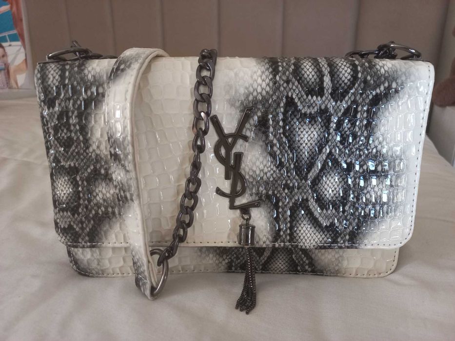 Mala tiracolo efeito pele de cobra