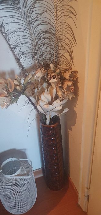 Jarra alta em ceramica vidrada castanha com motivos geométricos