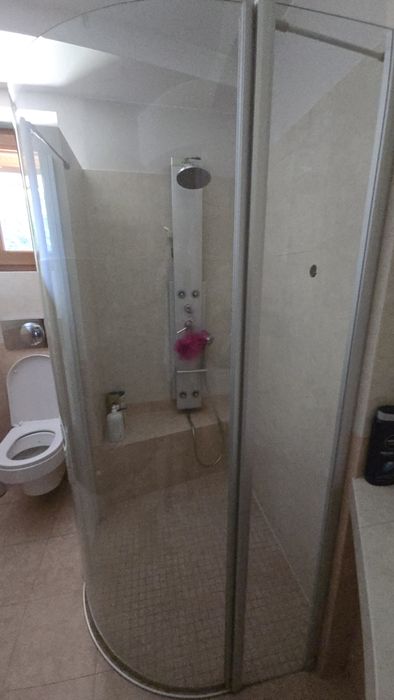 Kabina prysznicowa, umywalka, wc