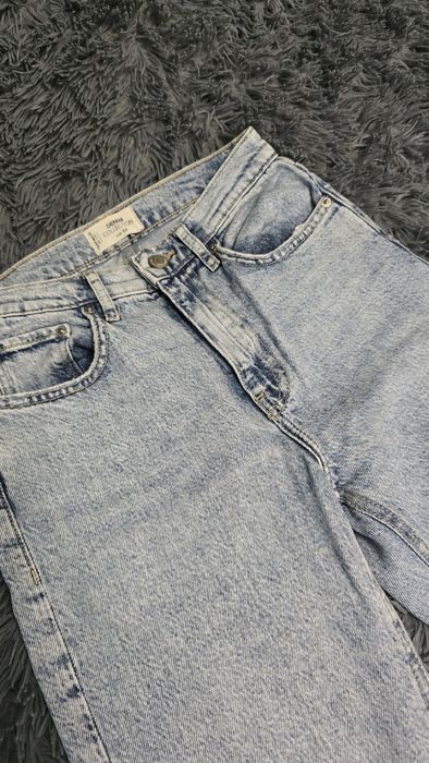 Блакитні світлі джинси