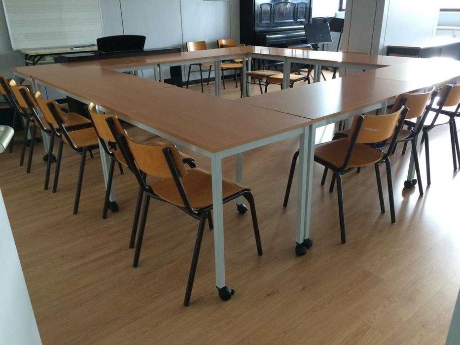 Mesas de formação e refeitório