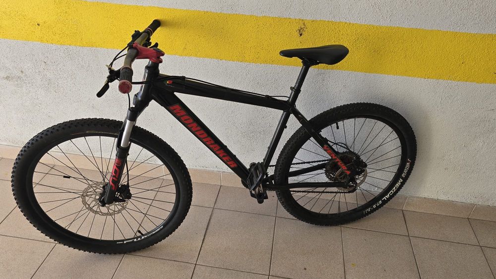 Bicicleta Mondraker Ventura preta/vermelha costumizada