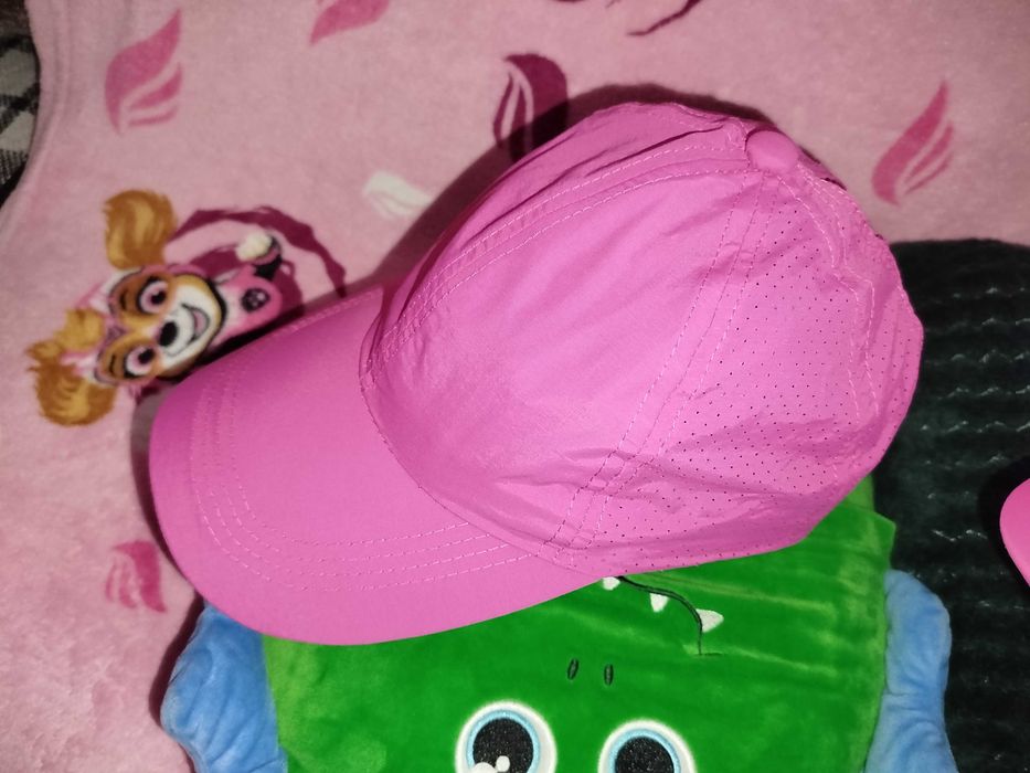 Czapka z daszkiem (bejsbolówka) z otworem na kucyk.