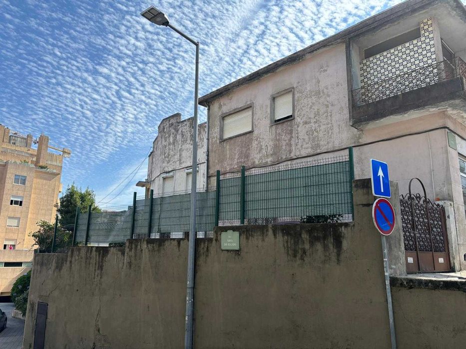 Dois prédios com lojas cave e terreno Paranhos