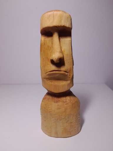 Rzeźba w drewnie. Moai z Wyspy Wielkanocnej.
