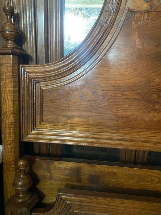 Cama de Casal em Carvalho Maciço - Design Clássico e Resistente