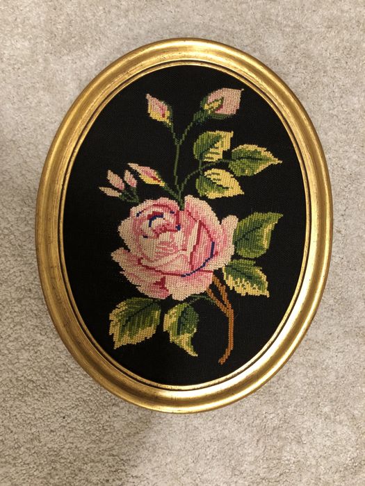 Quadro oval bordado a ponto de cruz com moldura dourada