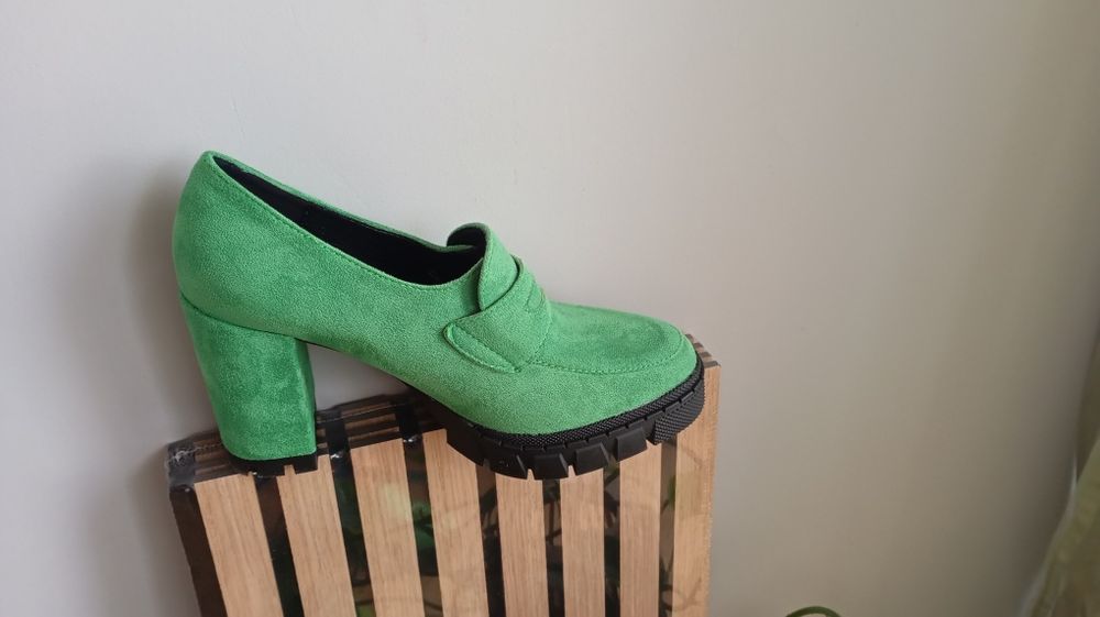 Buty zielone na obcasie typu mokasyny
