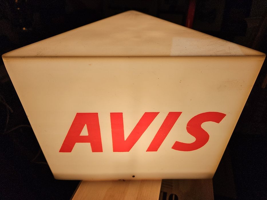 Luminoso AVIS Rent a Car