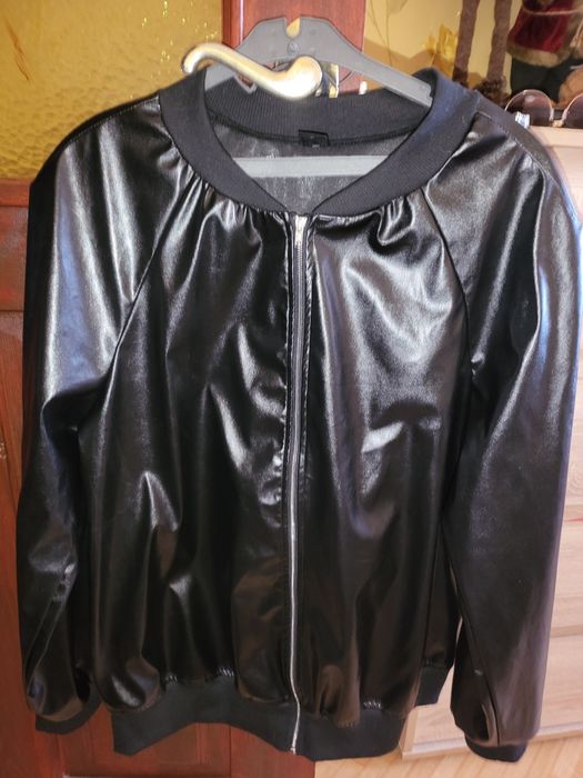 Куртка бомбер из экокожи