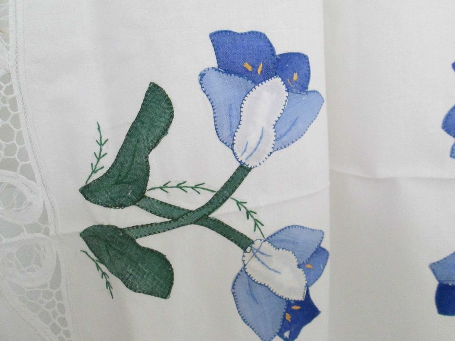 Toalha de mesa com aplicações