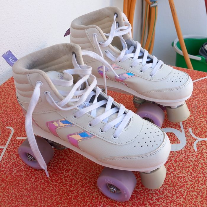 PATINS N°38,39 EM BOM ESTADO.DESPORTO E LAZER COM 4 RODAS.Exercitar,Parque,Verão,Férias.
