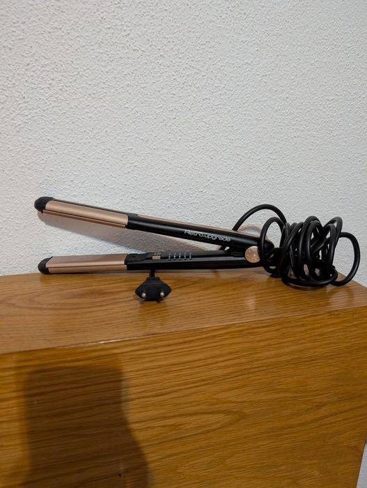 Uma prancha de cabelo modelador