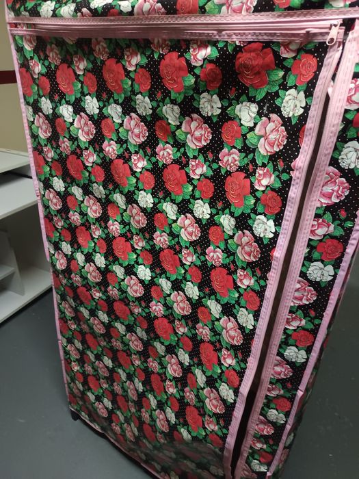 Vendo armário capa para roupa em bom estado.76x142.