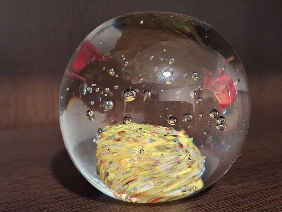 Bola de vidro pisa-papéis