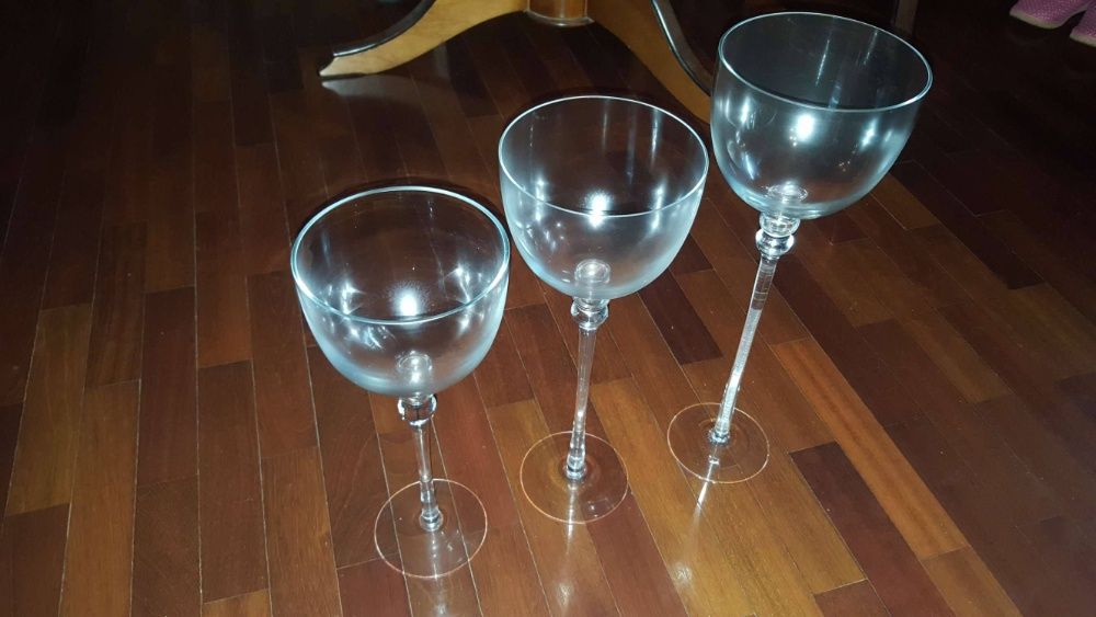 Conjunto de três cálices em vidro