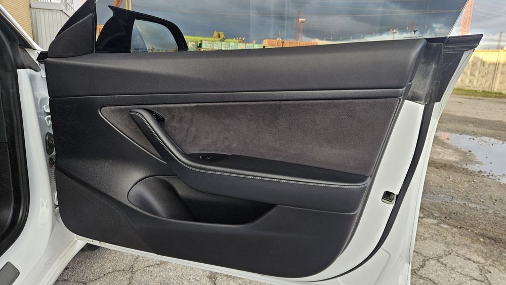 Продам tesla model 3