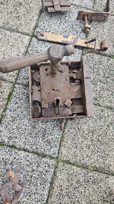 Stare okucia drzwiowe