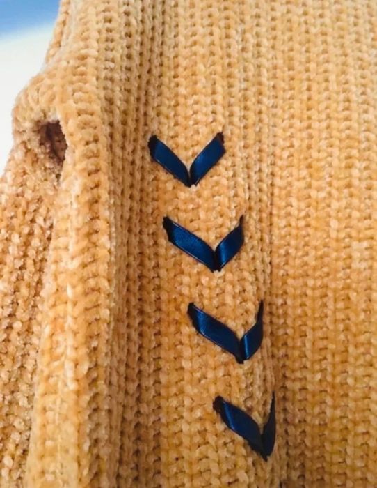 Sweter ze wstążkami