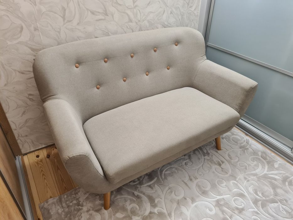 Sofa 2 osobowa na nóżkach