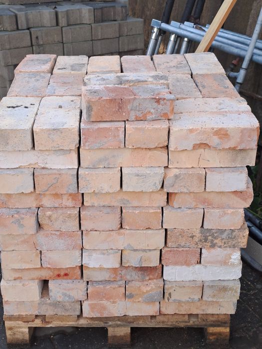 Cegla czerwona w stanie bardzo dobrym.