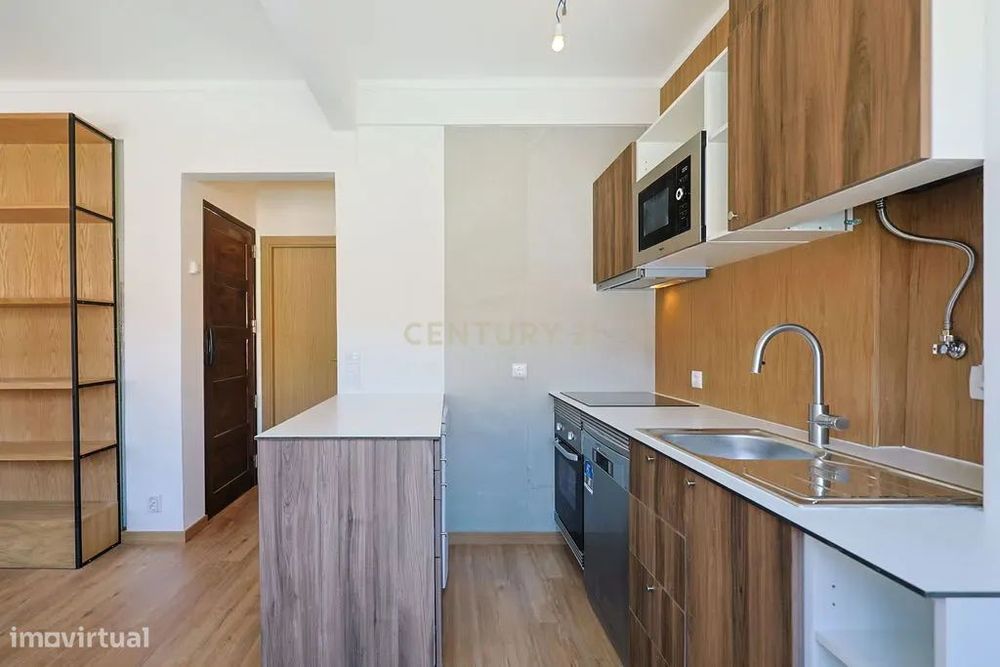 Apartamento Renovado em Almada com Luz Natural e Acesso Fácil
