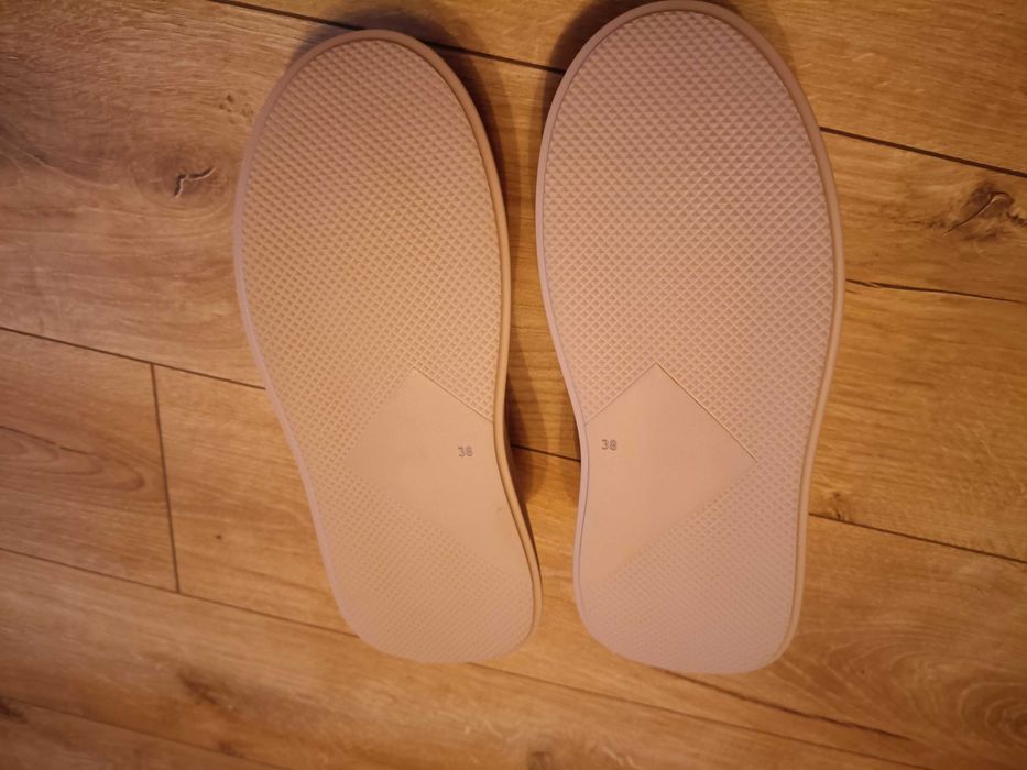 Buty Lurso Slip On z ozdobnym serduszkiem r. 38