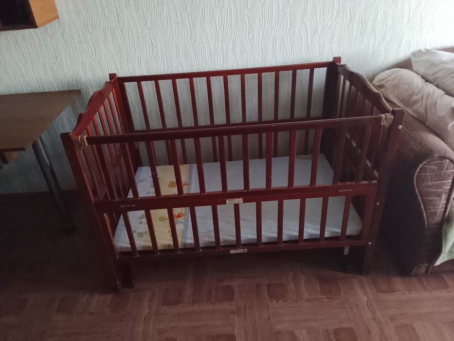 Дитяче ліжко на маятнику без матрацу