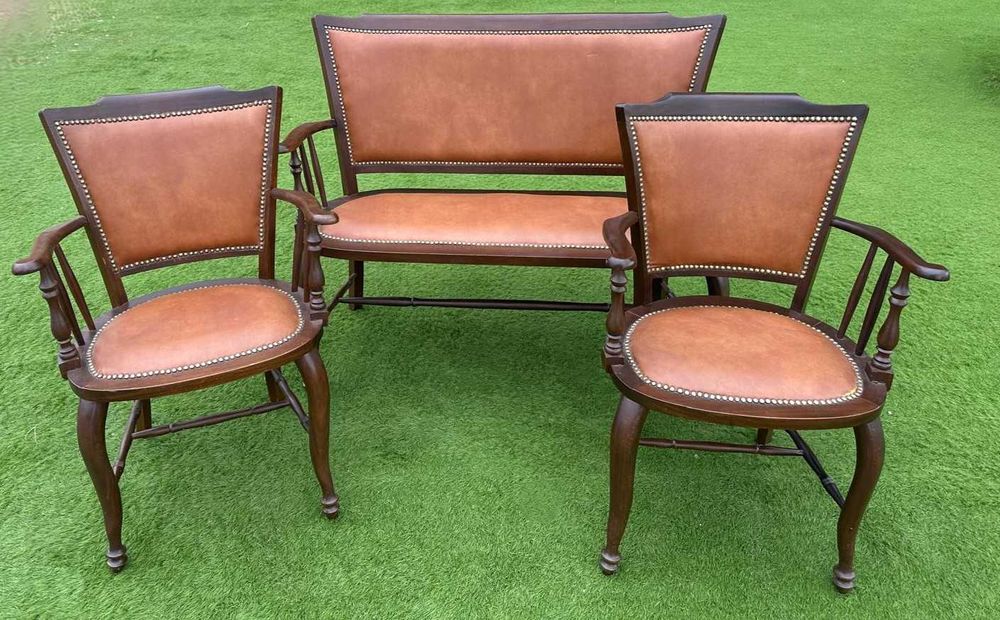 Conjunto antigo, sofá e duas poltronas de madeira  estofado de couro