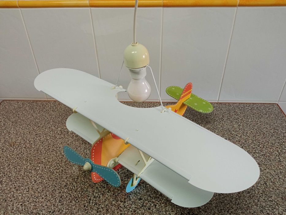 Candeeiro para quarto de criança, em forma de avião