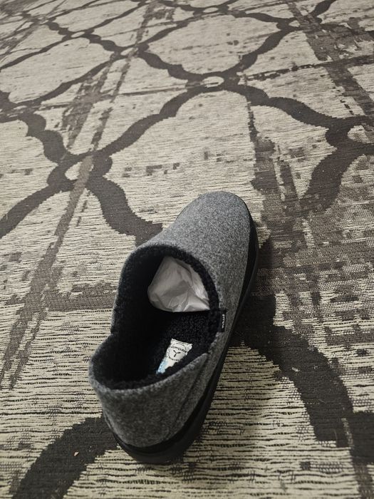 "Продаются новые тапочки Toms Ezra S