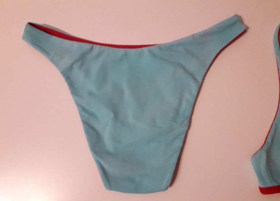 Biquíni reversível rosa e azul claro