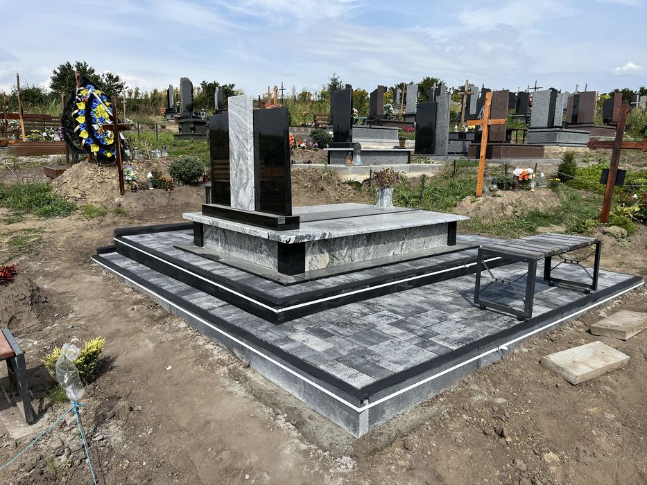 Укладання бруківки біля памятників.