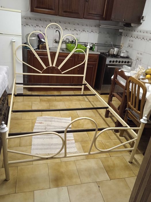 Cama de ferro com estrado