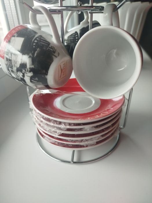 Кавовий сервіз на підставці